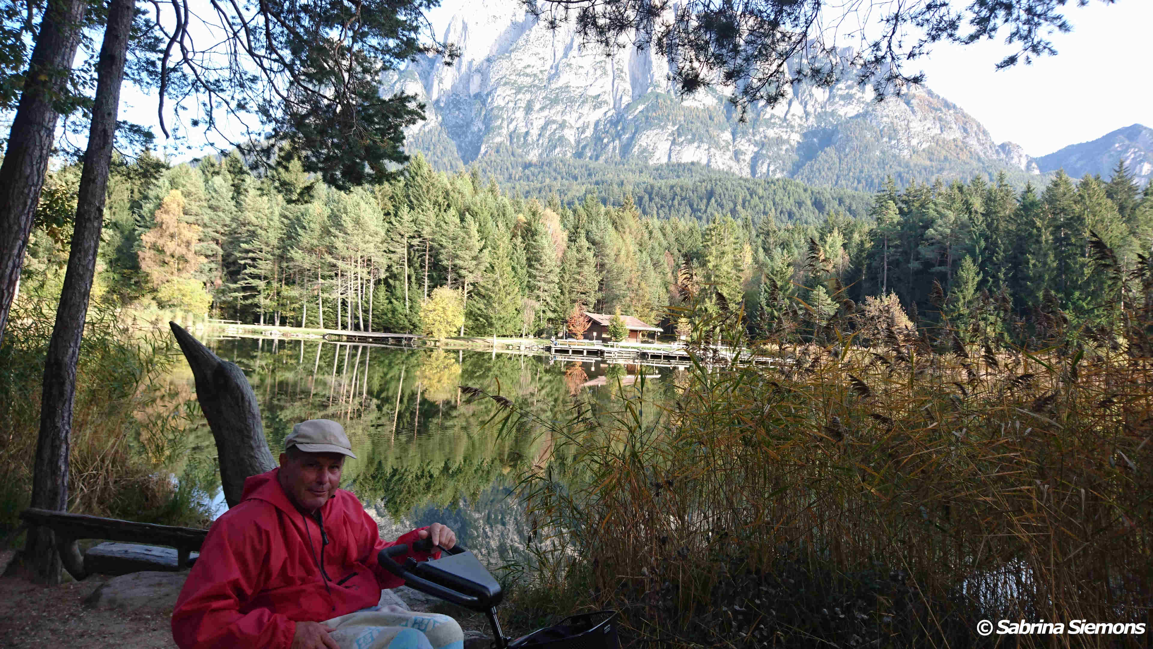 Wheelchair-Tours-Wheelchair-Völs-Pond-Autumn-View-Baumi