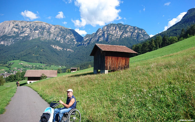 Wheelchair-Tours-Rollstuhl-Eisacktal-Schnaggenkreuz-Hütte-mit-Walter
