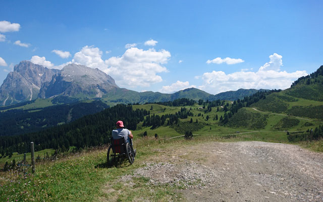 Wheelchair-Tours-Rollstuhl-Wandern-Seiser-Alm-Mahlknechthuette-Ausblick-Alm-Panorama-featured-image