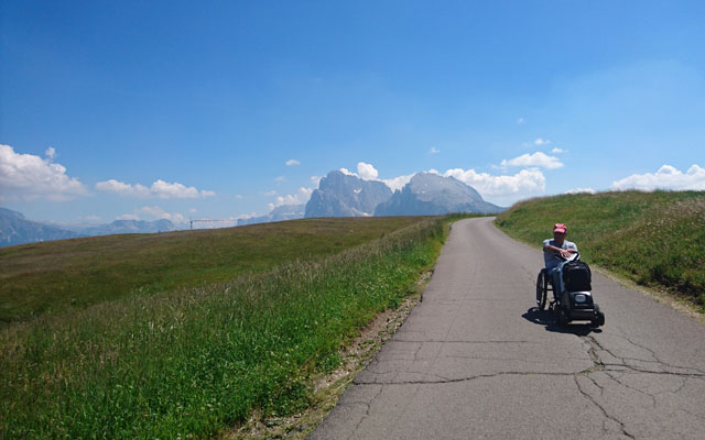 Wheelchair-Tours-Rollstuhl-Wandern-Seiser-Alm-Mahlknechthuette-Ausblick-Alm-Panorama-featured-image