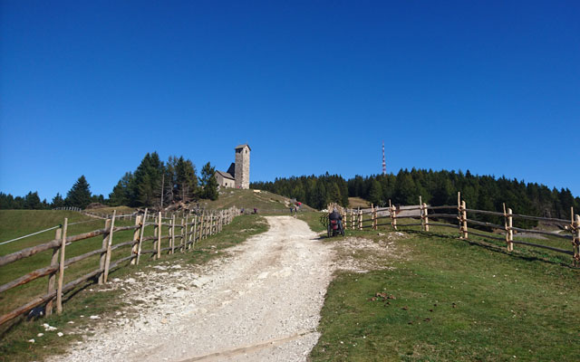 Wheelchair-Tours_Rollstuhl-Touren-Meran-Umgebung-Virgiljoch-Weg-zur-Kirche