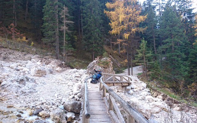 Wheelchair_Tours_Dolomites_Rosengarten_Haniger_Schwaige_Bridge
