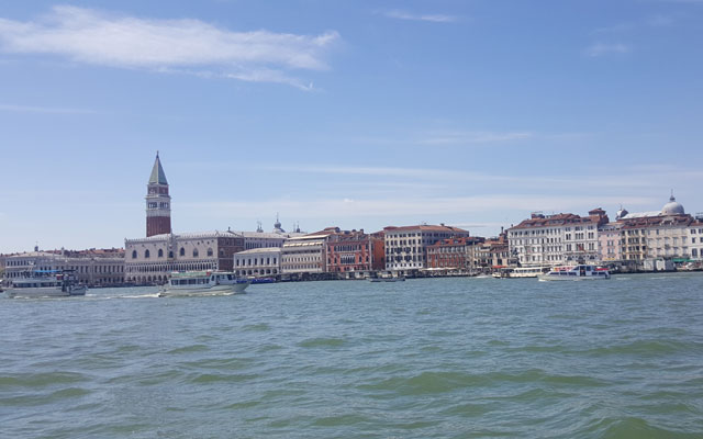 Wheelchair_tours_Rollstuhl_Wandern_Blog_Venedig_barrierefrei_Rueckfahrt_burano_Aussicht_auf_Hauptinsel