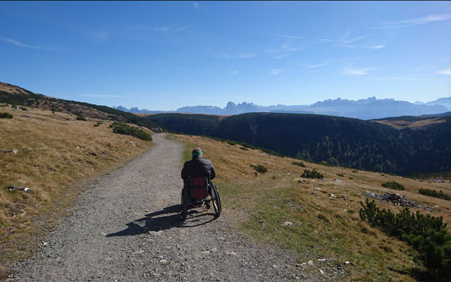 Wanderweg Richtung Getrumalm mit Blick auf Dolomiten