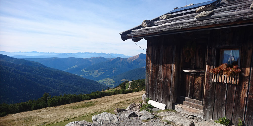 Wheelchair-Tours-Wheelchair-Hiking-Accessible-Sarntal-Reinswald-Direction-Getrumalm-little-hut-on-the-way-featured-image