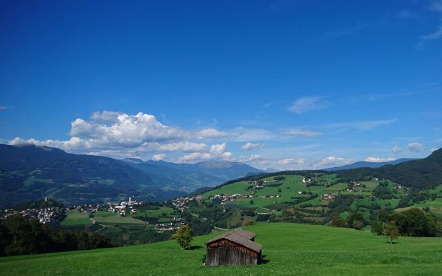 Wheelchair-Tours-Rollstuhl-Eisacktal-Schnaggenkreuz-Ausblick-Eisacktal_Tourenseite